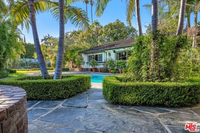 Building Photo - 829 Whittier Dr