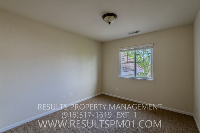 Building Photo - Spacious Lincoln 4 Bedroom 2.5 Bath w Club...