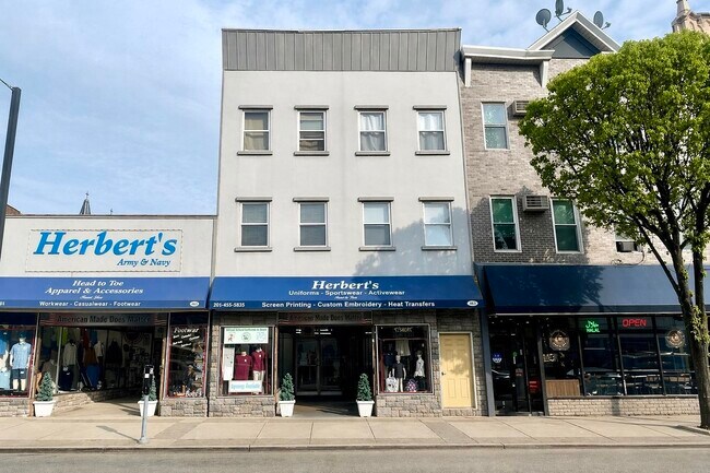 Building Photo - 466 Broadway