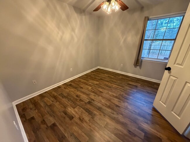 Building Photo - FOR RENT