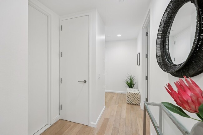 Building Photo - 160 1st St