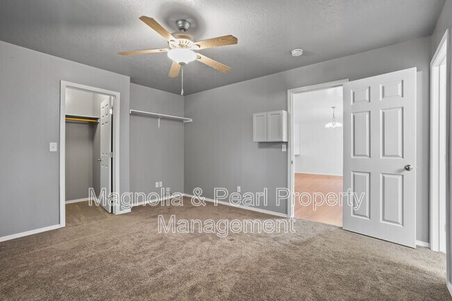 Building Photo - 979 Peregrine Dr