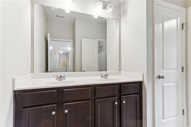 Building Photo - 5530 Mirror Lake Dr