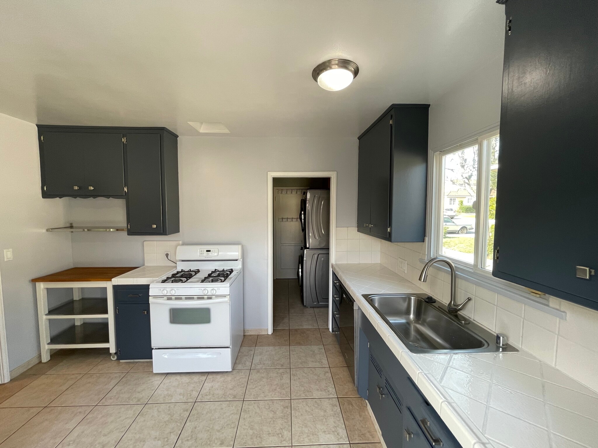 Kitchen - 2060 Crestlake Ave