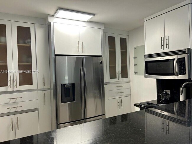 Building Photo - 100 Bayview Dr