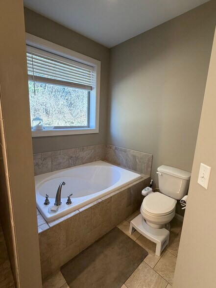 #1 Bath - 630 W Clark St