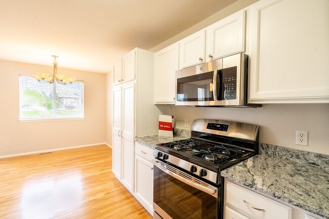 Building Photo - 2217 Ashwood Ln