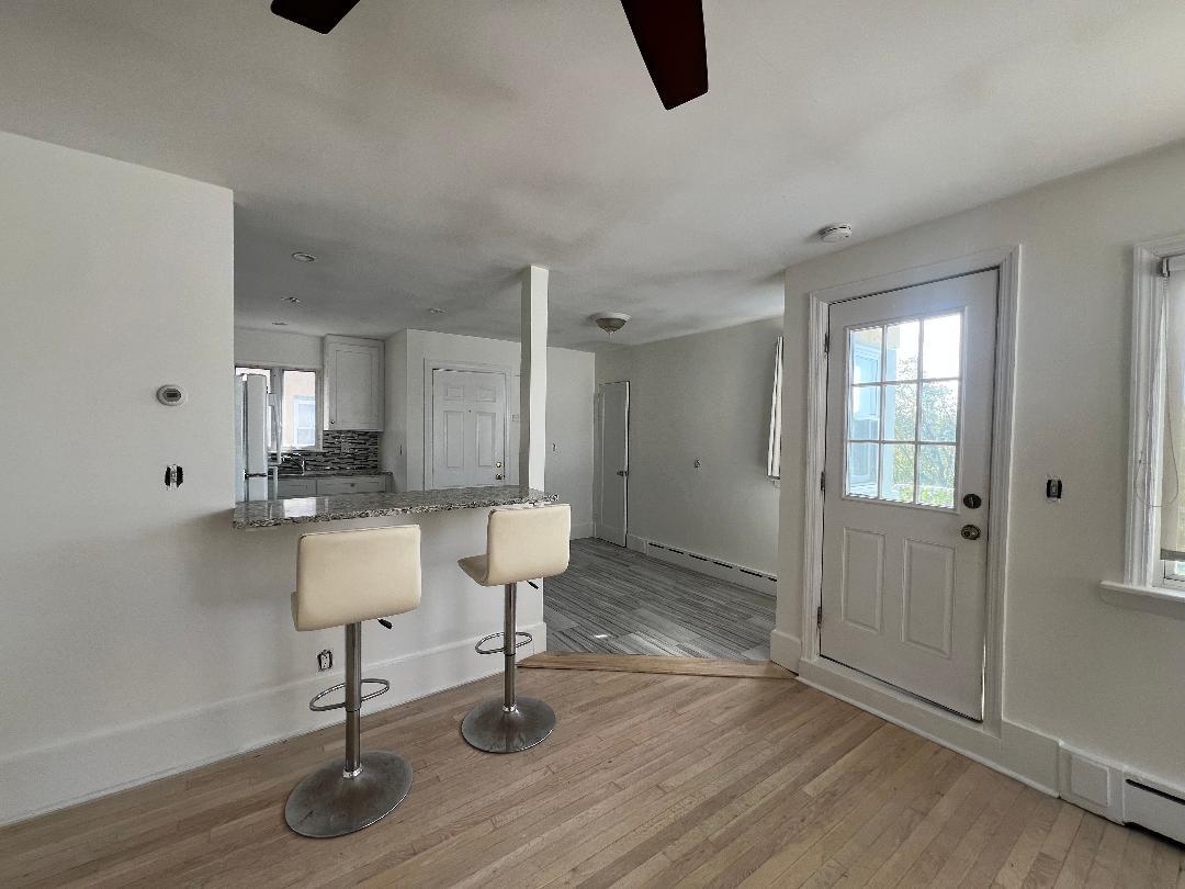 Kitche w/Island - 411 W Park Ave