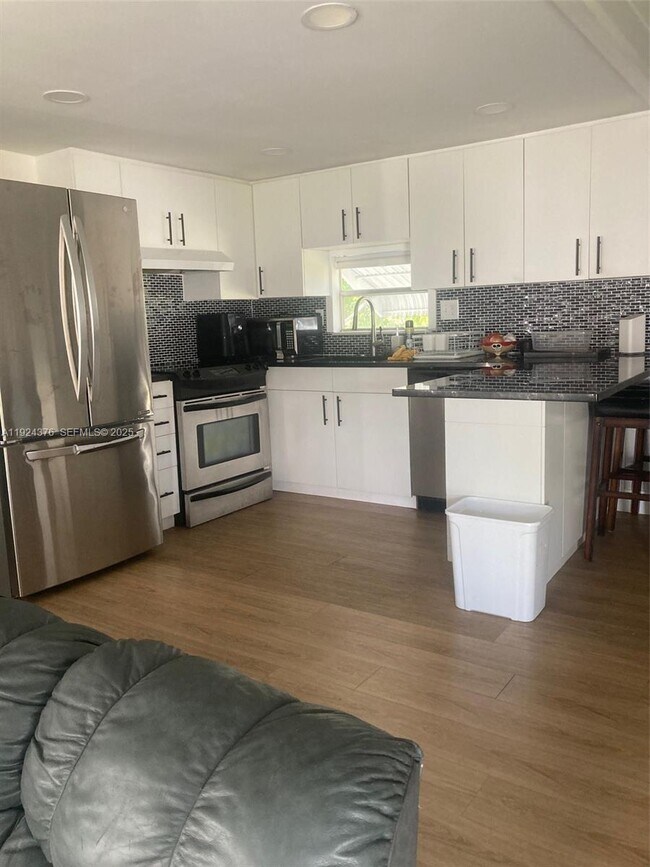 Building Photo - 310 NE 45th Pl