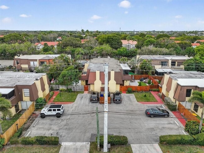 Building Photo - 3516 Gardens E Dr