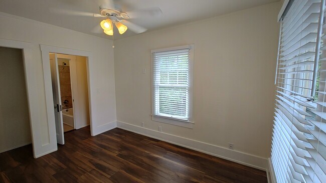Building Photo - Royal Palm Carriage House