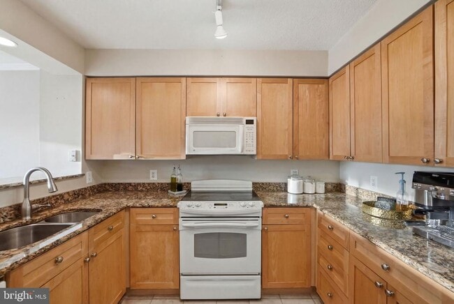 Building Photo - 3101 N Hampton Dr
