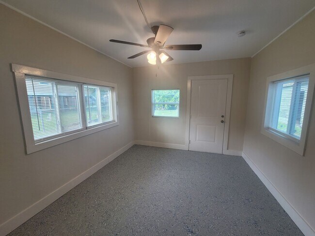 Building Photo - 2 Bedroom / 1 Bath / Bonus Room / 67th street