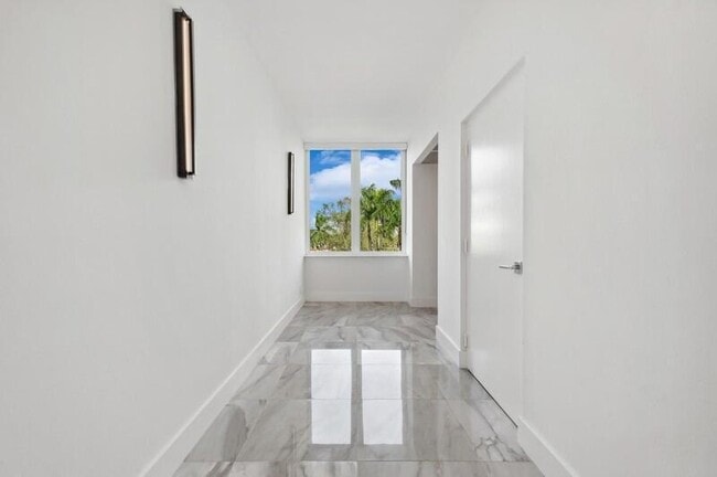 Building Photo - 300 SE 5th Ave