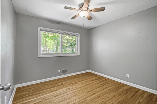 Building Photo - Gorgeous Shoreview House 3BR 1 Bath  Available Early May!