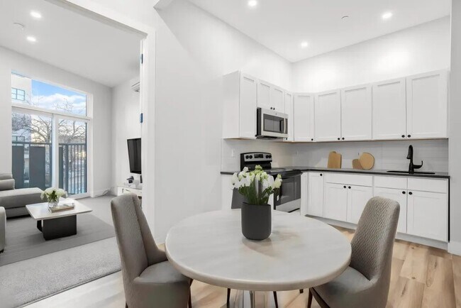 Building Photo - Furnished room/NOT APARTMENT