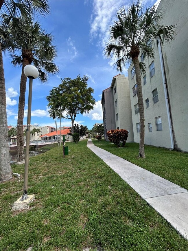 Building Photo - 1800 SW 81st Ave