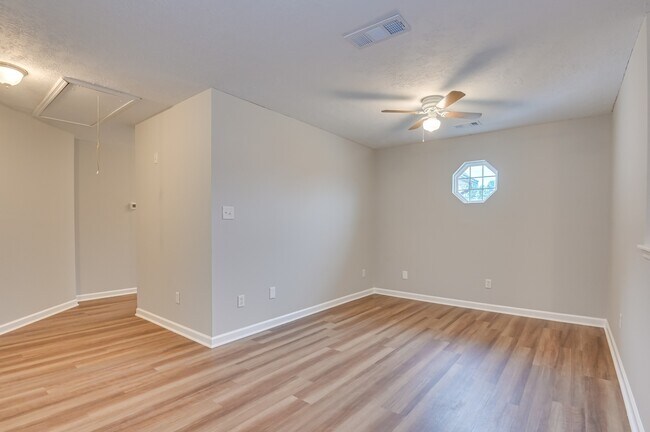 Building Photo - 7640 Pleasantville Way