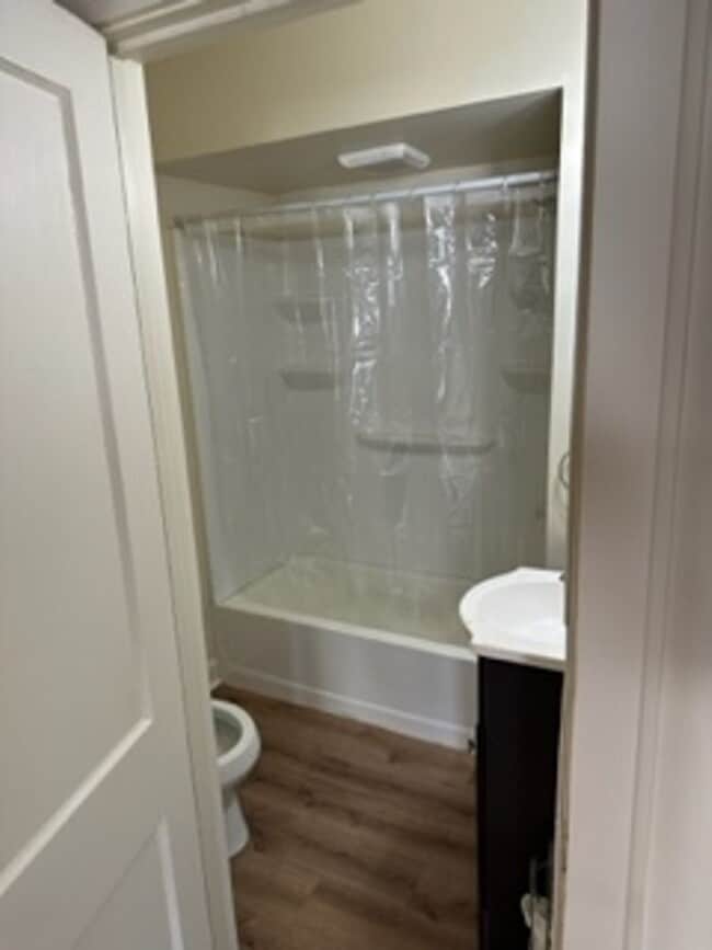 Building Photo - 2 bedroom & 1 bathroom House in Kenmore