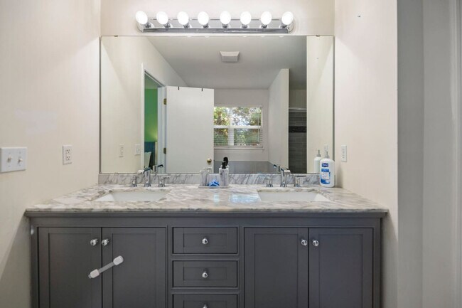 Building Photo - 784 Long Island Cir