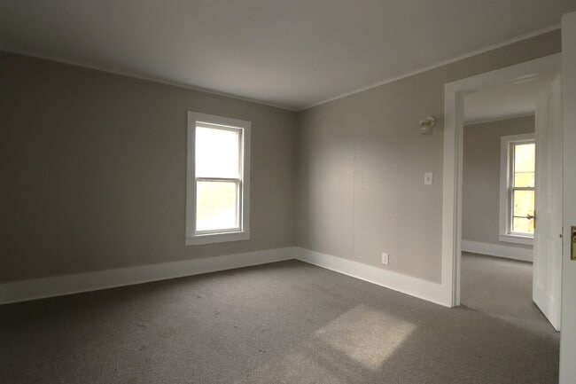 Building Photo - Large Updated 4 Bedroom Single Family Home