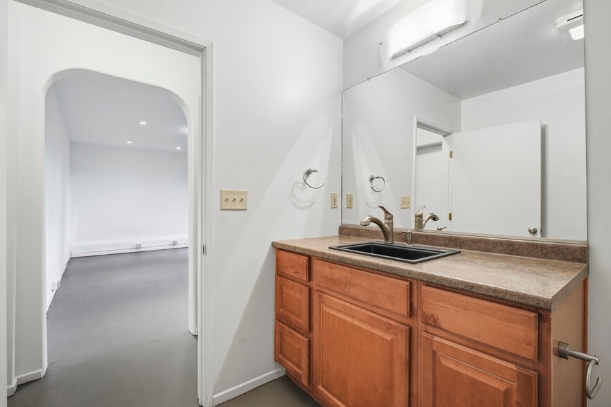 Studio Bath - 15135 Encanto Dr