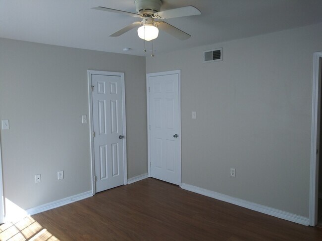 Building Photo - 3 Bedroom Town-home