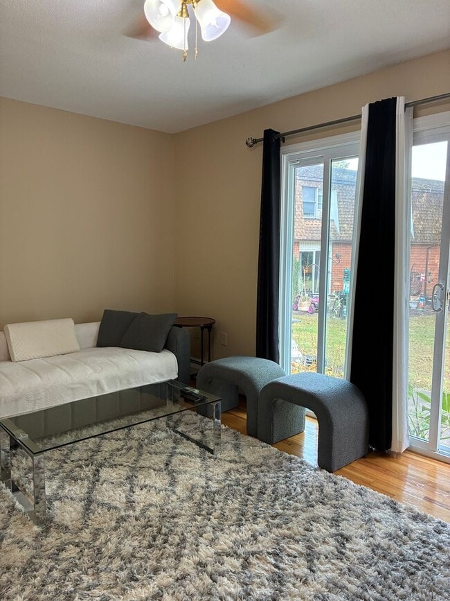 Building Photo - Wonderful 2 bedroom townhouse with heat included!