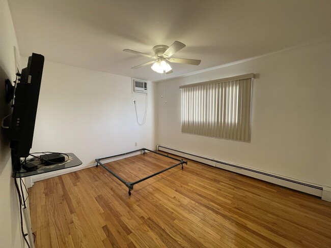 Building Photo - 908 River Dr