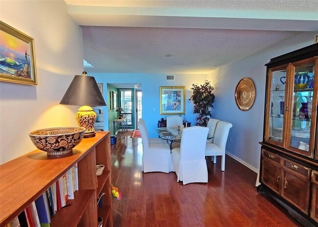 Building Photo - 1335 Landings Dr