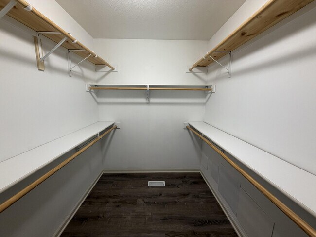 Building Photo - 208 Jackal Dr