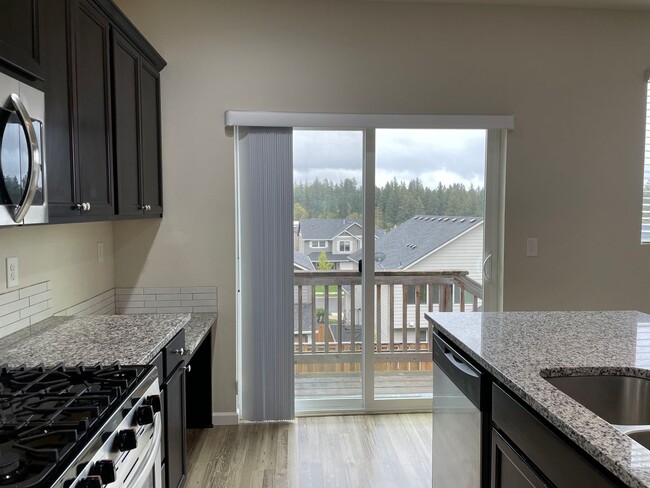 Building Photo - Beautiful 4 Bedroom 2.5 Bath Home Located ...