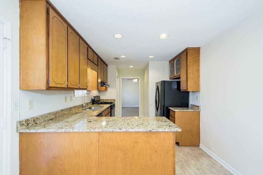 Building Photo - 408 Streamview Ln