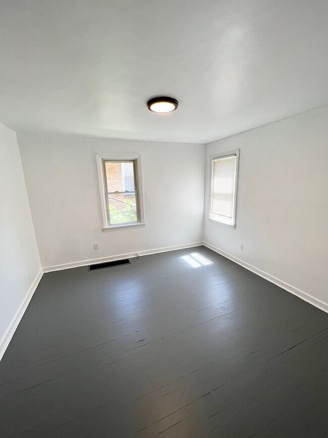 Building Photo - Newly Renovated 2 Bedroom 1 Bathroom in Verona- Garage and Stainless Appliances