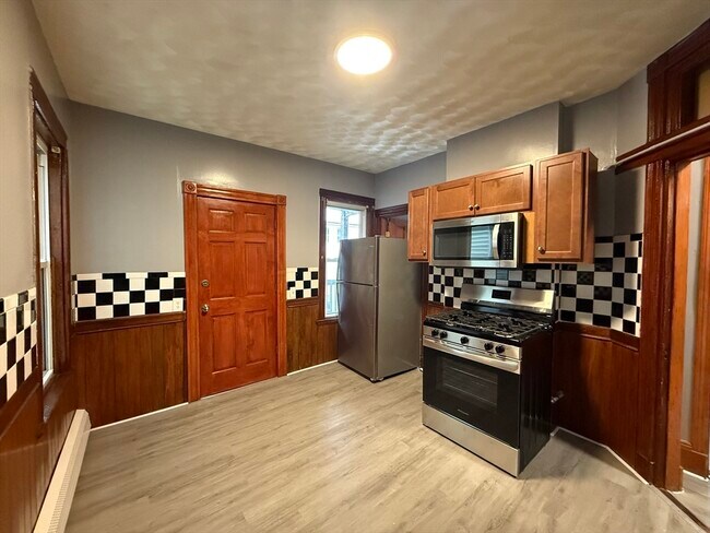 Building Photo - 2A Marshfield St