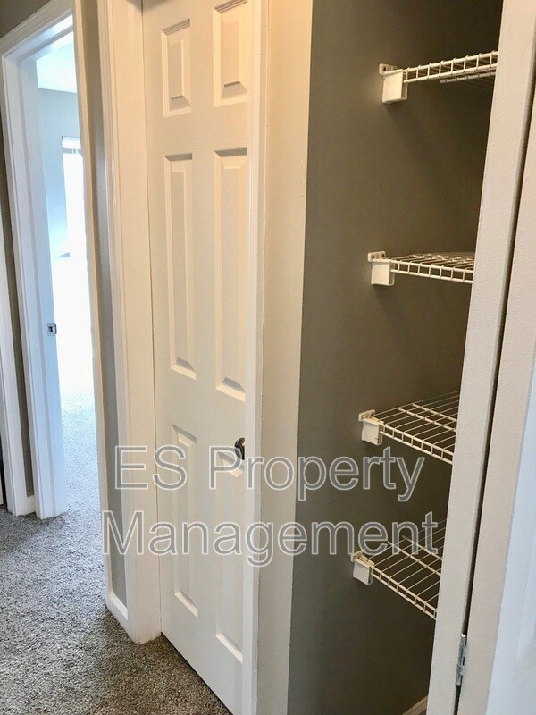 Building Photo - 5390 Lakeside Manor Dr