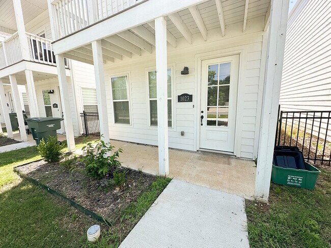 Building Photo - 1023 S Hollywood Ave