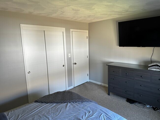 Building Photo - 163 Center St