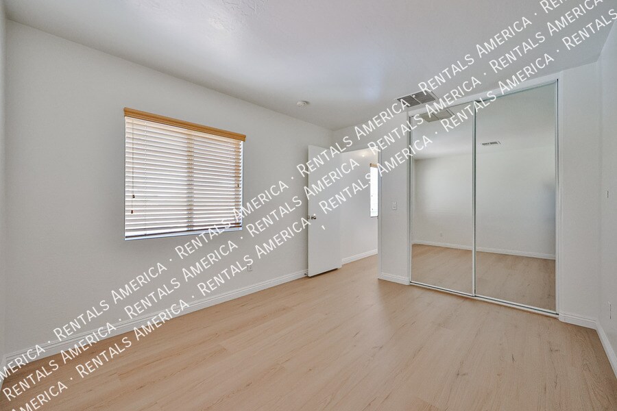 Building Photo - 11627 W Cheryl Dr