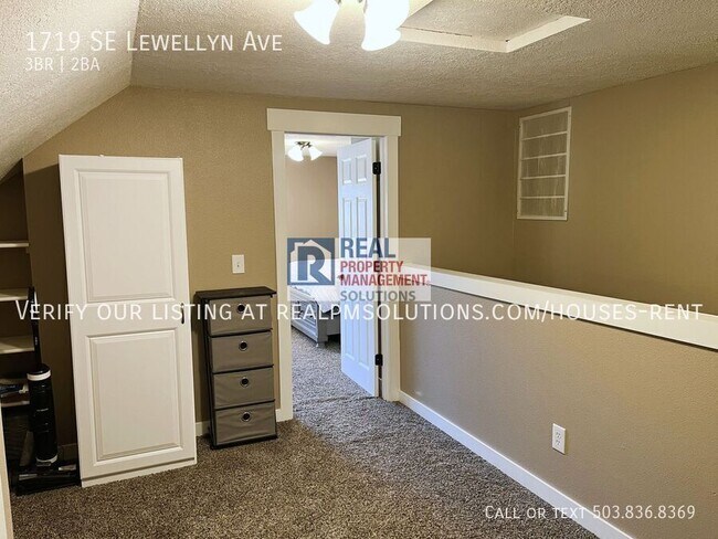 Building Photo - 1719 SE Lewellyn Ave