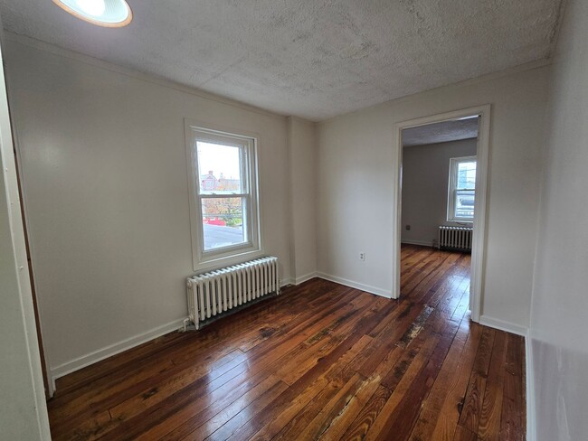 Building Photo - 808 E Morton St