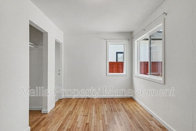 Building Photo - 522 19th St NE