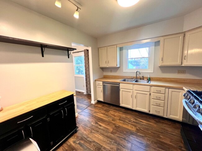 Building Photo - Apple Hill Community - 3 Bedroom 2 Bathroom - Beautiful Home for Rent!