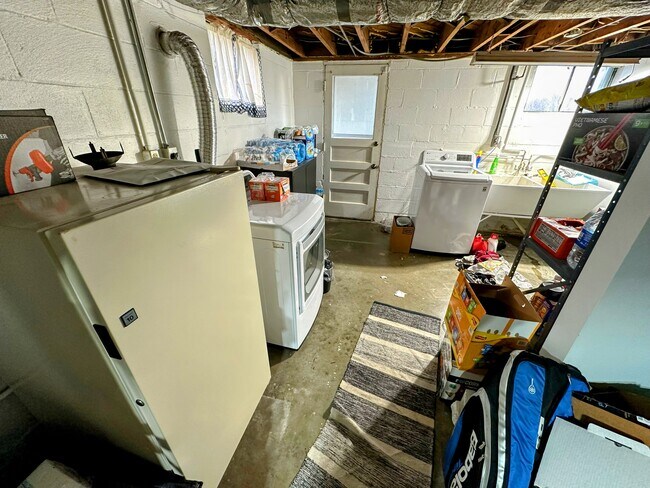In unit washer, dryer, and freezer - 174 E Crest Dr