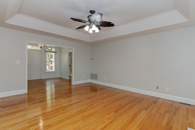 Building Photo - 801 Brightwood Ln
