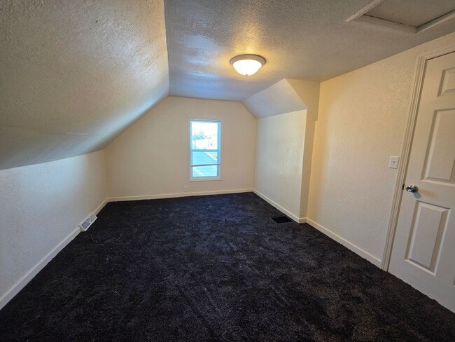 Building Photo - 940 W Weiland Ave