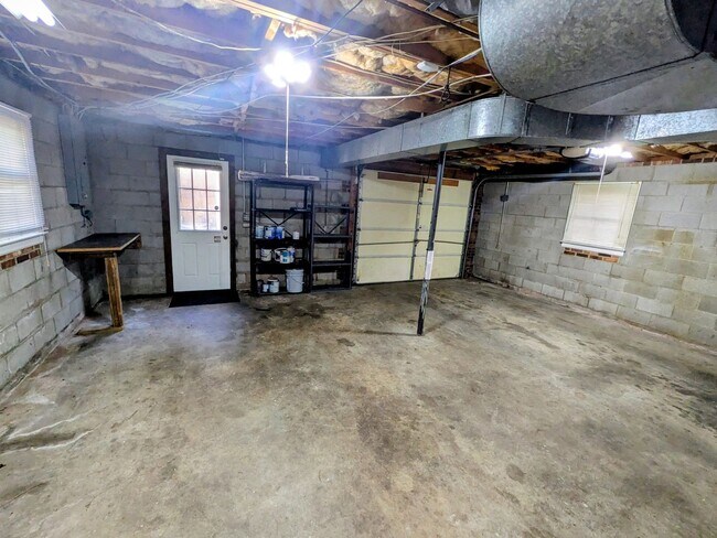 Building Photo - 1004 Renee Dr