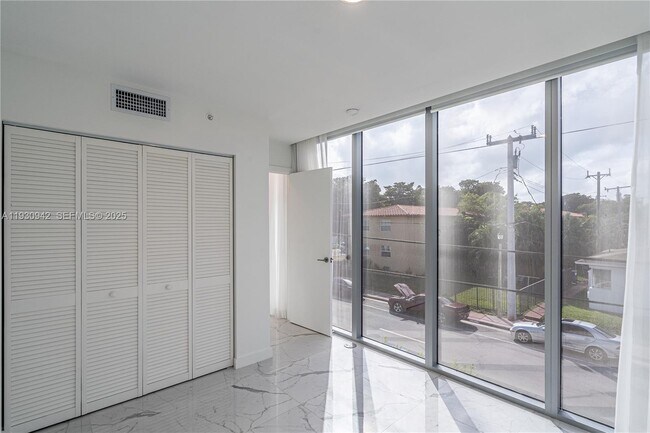 Building Photo - 8425 Crespi Blvd