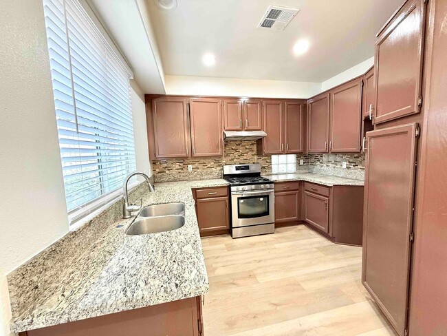 Building Photo - Gated Community - Updated Harbor City Townhouse - 3 bed / 2.5 bath