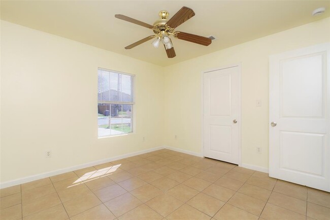 Building Photo - 505 E Applegate Dr